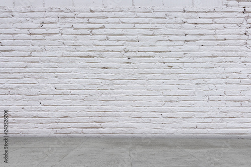 Raum aus weißem Mauerwerk und grauem Zement Boden
