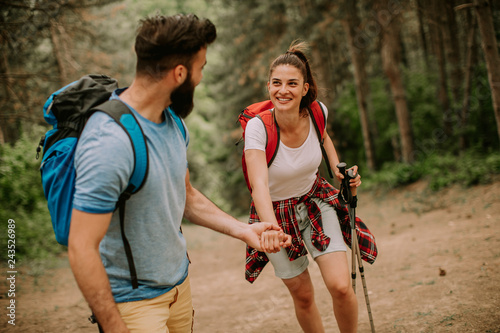 Young couple enjoying hikin...