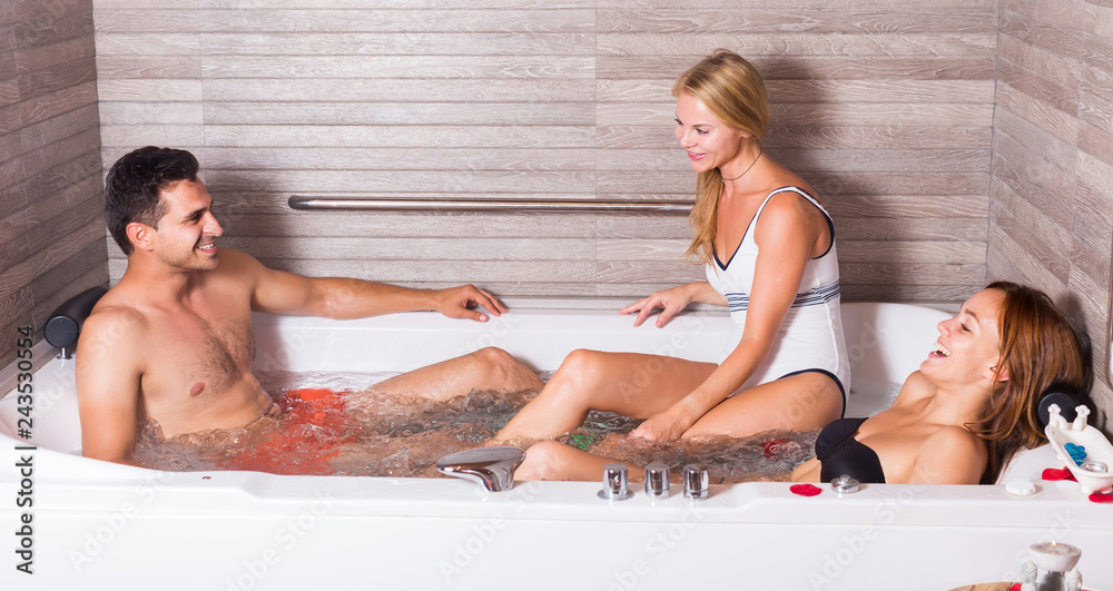 Obraz premium Smiling friends are talking while taking aromatherapy