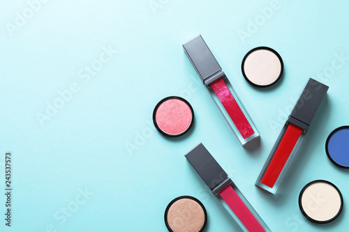 Obraz na plátne Composition of lipsticks and eyeshadows on color background, flat lay