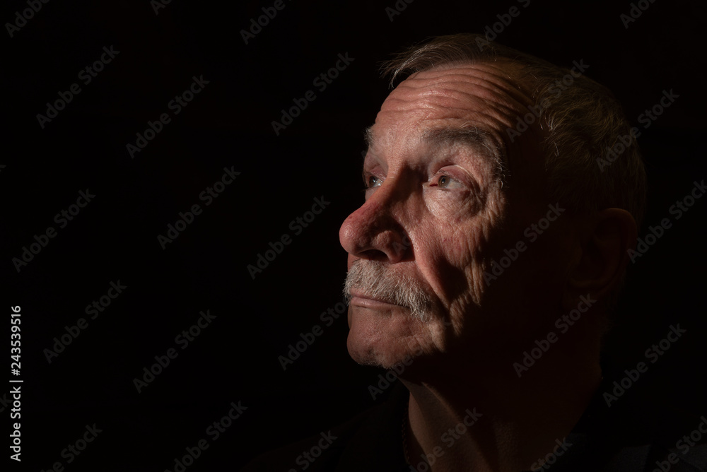 Fototapeta premium Ciemny portret portret starszego mężczyzny, z miejsca na kopię