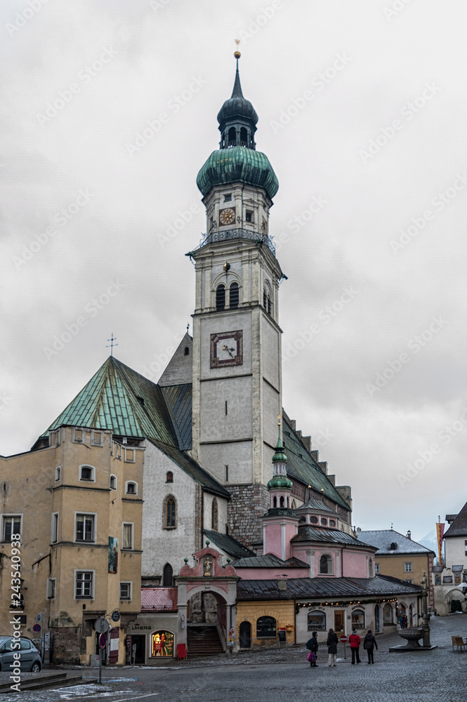Obraz premium The parish church St Nicolas's Stadtpfarrkirche on the central square Oberer Stadtplatz, the true heart of the historic city center of Hall in Tyrol, Austria