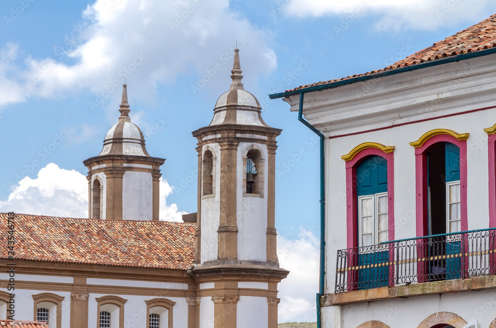 Detalhe de janelas de casario do centro de Ouro Preto e Igreja Nossa Senhora do Carmo, Ouro Preto, Brasil