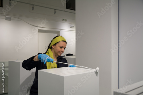 фотографія Women painting stand in the museum