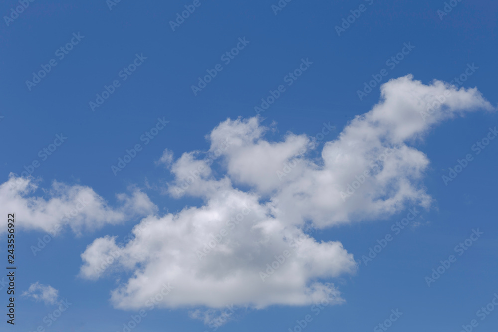 Nuvens em céu azul do Brasil