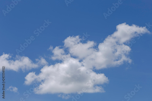 Nuvens em céu azul do Brasil