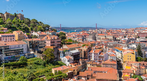 Blick über Lissabon mit Castelo de Sao Jorge photo