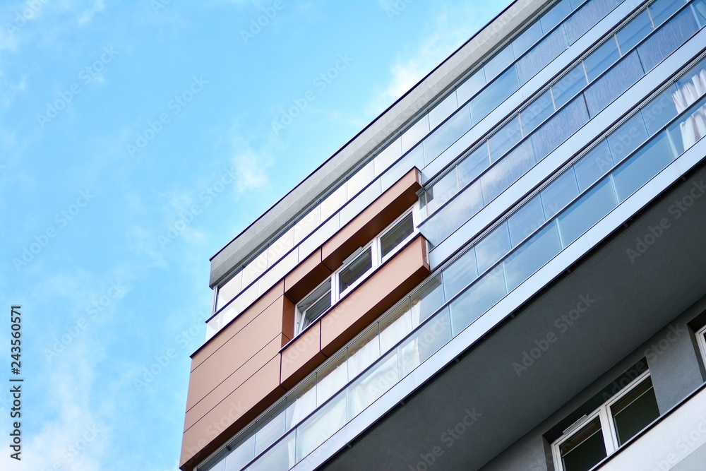 Obraz premium Abstrakcyjny fragment współczesnej architektury. Nowoczesny budynek mieszkalny