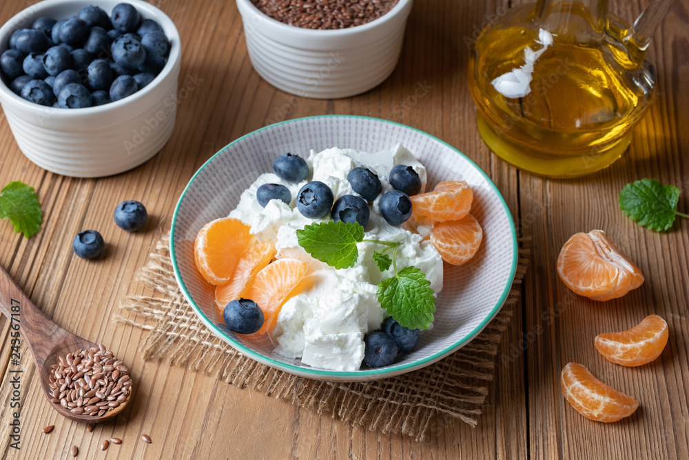 Cottage cheese with flax seed oil and fresh fruit