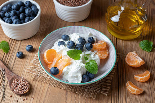 Cottage cheese with flax seed oil and fresh fruit