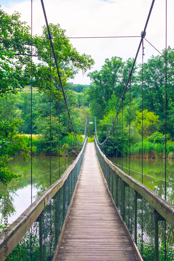 Obraz premium Region Morawski, wokół Parku Narodowego Podyji, Czechy. Winnica. Wino, krajobraz. Wycieczka rowerowa. Most nad rzeką Dyją.