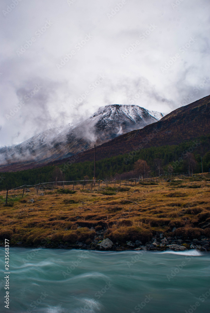 Bergspitzen vor Gebirgsfluss in Norwegen	