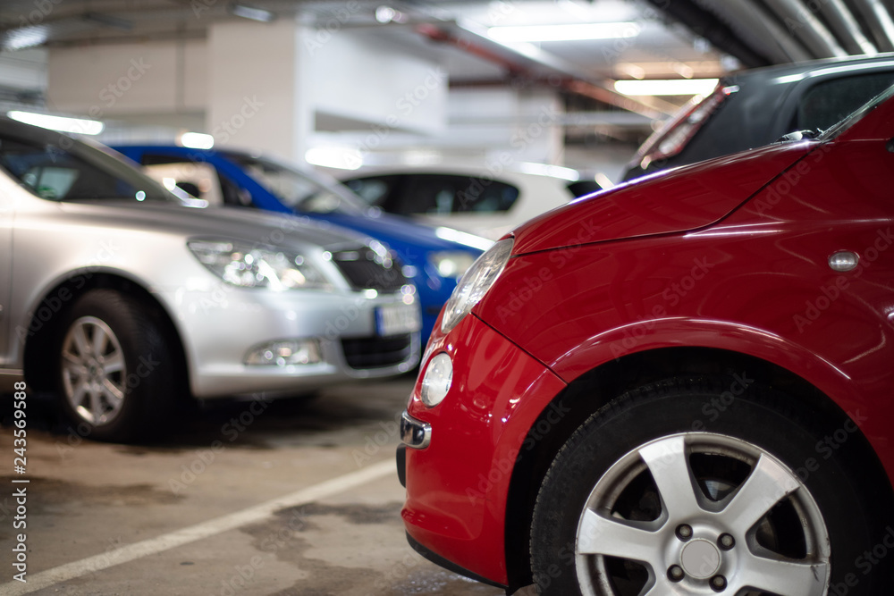 Autos parken in einer Tiefgarage Autos parken in einer Tiefgarage