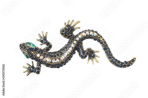 Fotografia gold brooch lizard with gems isolated on white