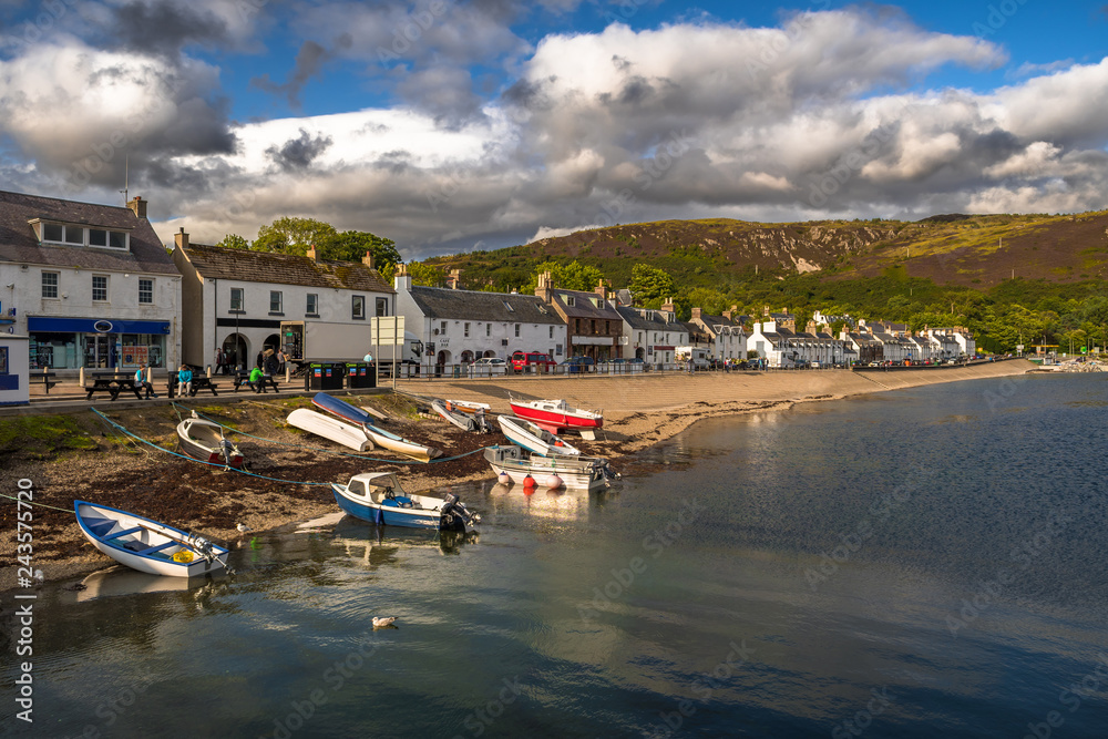 Φωτογραφία City Of Ullapool With Old Fishing Boat At Loch Broom In Scotland