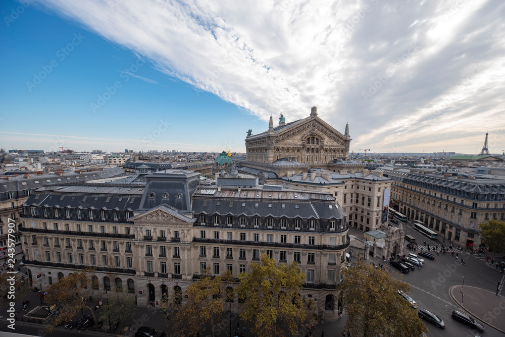 Obraz premium Paris view from Lafayette's Gallery rooftop.