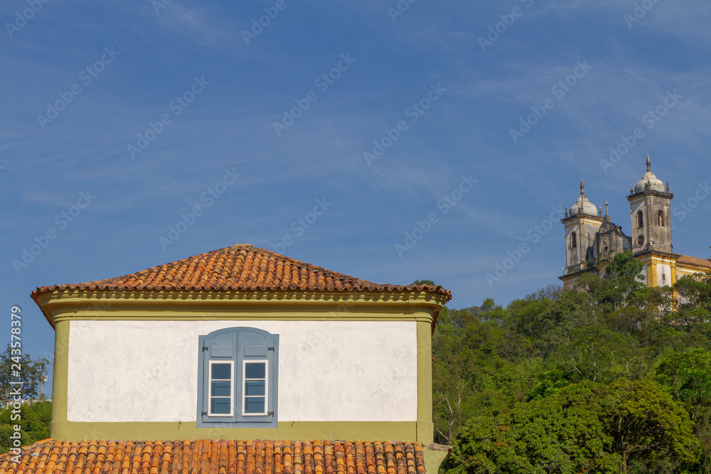 Cúpula do prédio da Casa dos Contos, em primeiro plano, e Igreja São Francisco de Paula, ao alto, Ouro Preto, Brasil