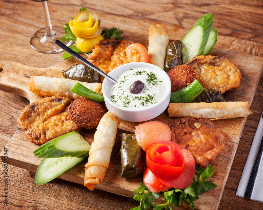 Plateau Snack Végétarien à Tapas Meze Turc Sur La Table En Bois Rustique  Photo stock - Image du immersions, nourriture: 201768262