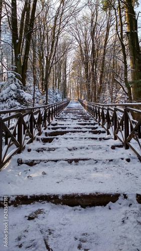 Góry Świętokrzyskie, szlak na łysicę zimą, schody © equos