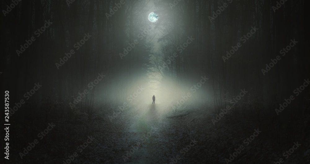 Fototapeta premium Surrealistyczna scena horroru z sam dziwny człowiek w lesie ciemnej nocy