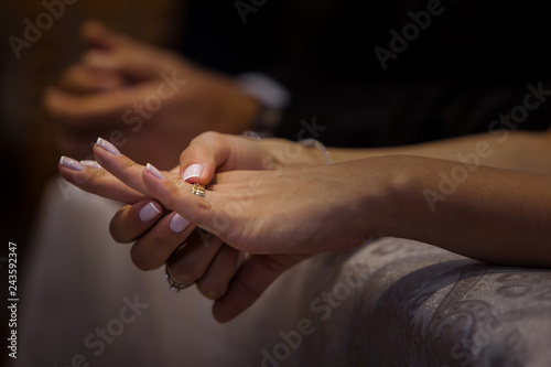 Noiva com a aliança no dedo, no dia do seu casamento na Igreja