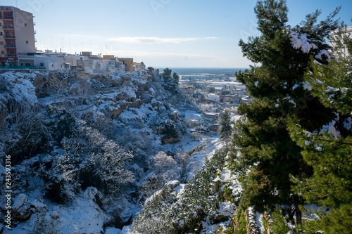 Canvastavla Horizontal View of the Gravina of the Town of Massafra, Covered by Snow on Blue