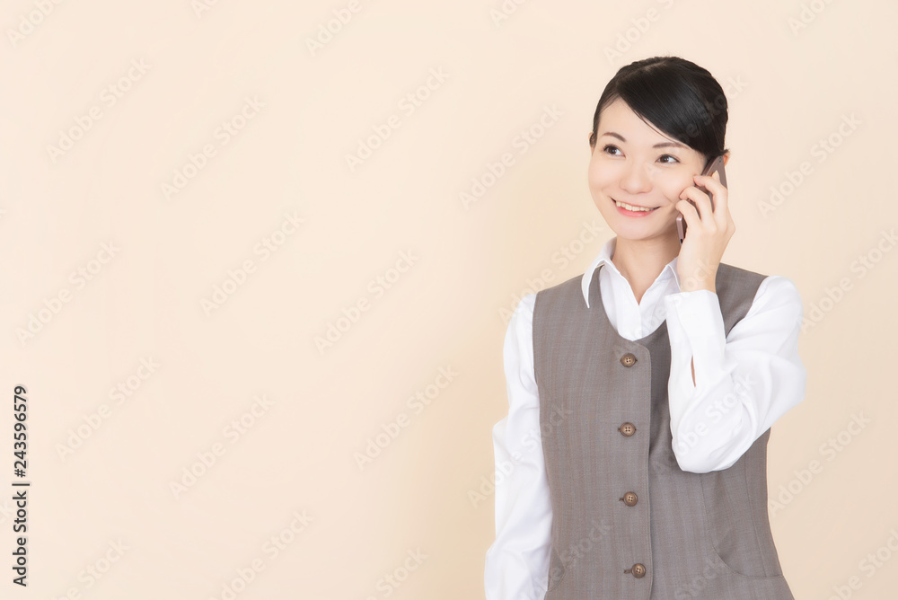 ベストを着た女性 ベストを着た女性