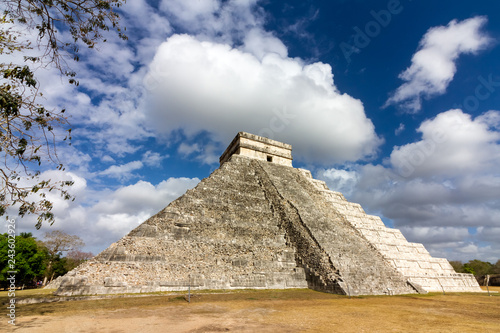 El Castillo - The Kukulkan pyramid   El Castillo   dominates the ancient city of Chich  n Itz    Yucatan  Mexico