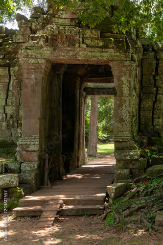 Fototapeta Naklejka Na Ścianę i Meble -  Ruined stone entrance in Banteay Kdei walls