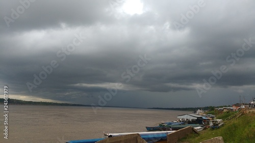 tarde tempestuosa en embarcadero a orillas del río Amazonas photo