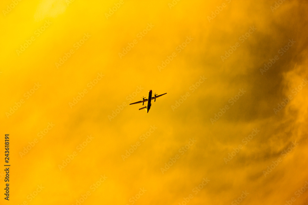 Obraz premium Aircraft Passenger take off shot at sunset time