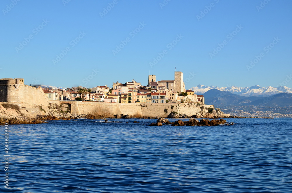 France, côte d'azur, Antibes, le bastion Saint André, la vieille ville et le massif du Mercantour. le château Grimaldi abrite le musée Picasso.