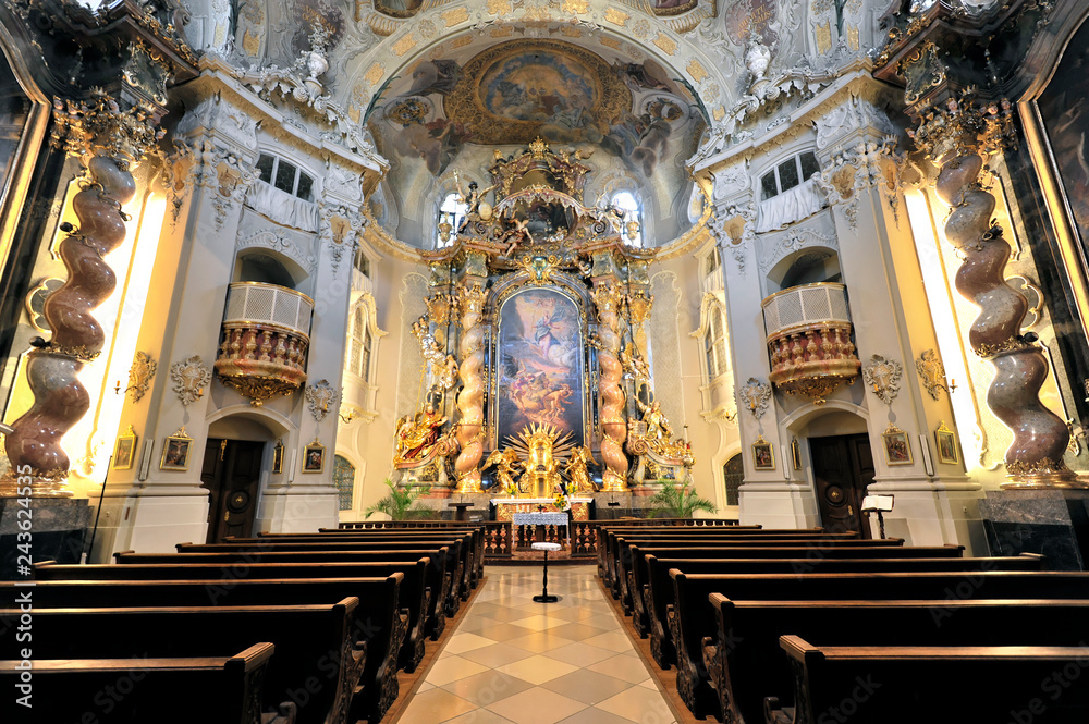 Morgenandacht, Innenansicht Ursulinenkirche, erbaut 1741, letztes gemeinsames Werk der Brüder Asam, Straubing, Bayern, Deutschland, Europa