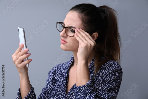 Εκτύπωση καμβά Woman with bad sight trying to read message on screen of mobile phone against gr
