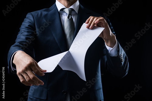 白紙の紙を破るビジネスマン photo