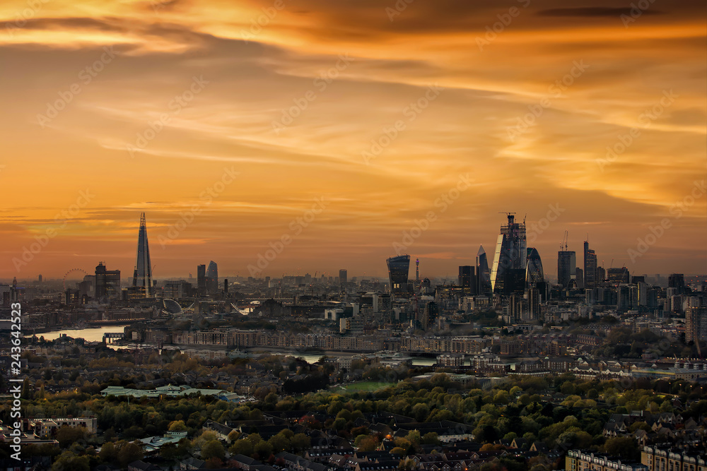 Weites Panorama der urbanen Skyline von London bei Sonnenuntergang