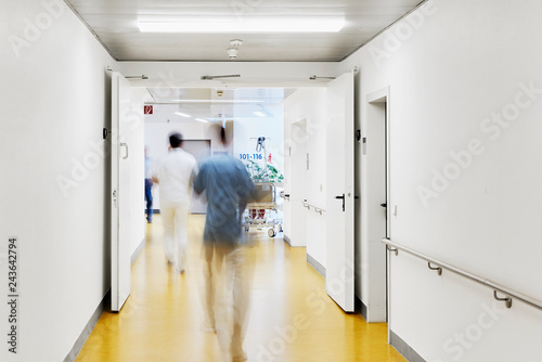 Krankenhaus mit Flur Bett Arzt und mit Personen und Bewegungsunschärfe