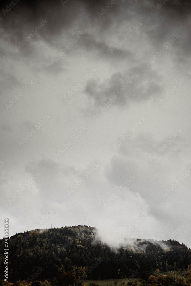 Dunkle Wolken und schlechtes Wetter im Schwarzwald, Kinzigtal