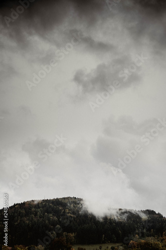 Dunkle Wolken und schlechtes Wetter im Schwarzwald  Kinzigtal