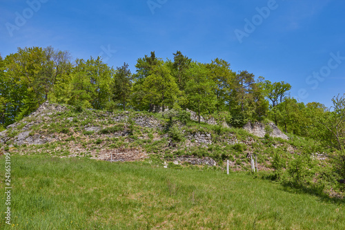 Frohburg in Pfeffingen, auch Tschöpperli genannt, bedeutende Reste einer repräsentativen Burganlage des reichen Stadtadels