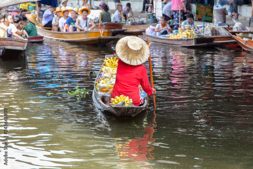Fototapeta premium Damnoen Saduak Floating Market near Bangkok in Thailand
