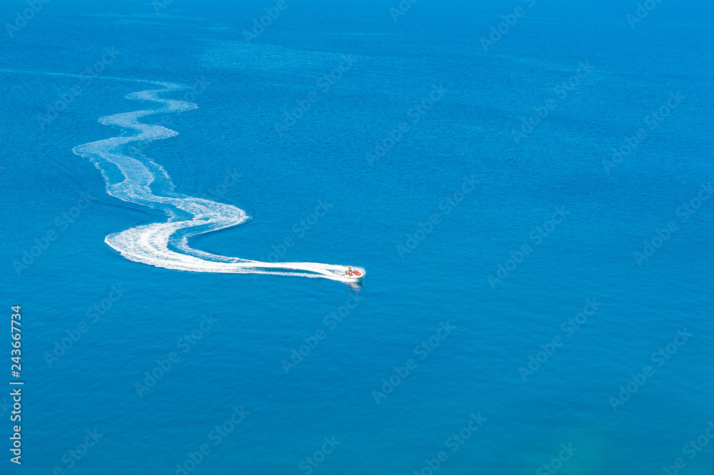 Naklejka premium Jet ski szybuje w morzu. Ekstremalne sporty wodne. Koncepcja podróży i wakacji