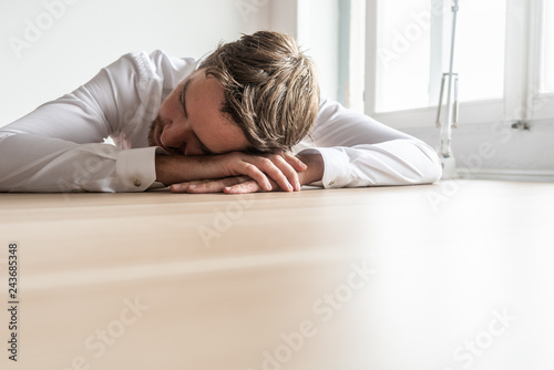 Photos Tired businessman resting at his office desk