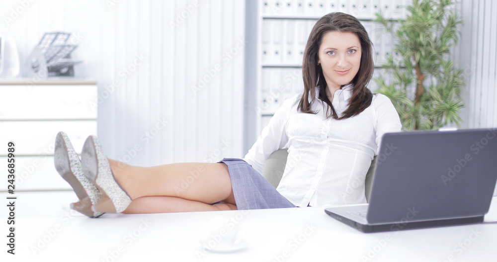 Obraz premium smiling employee in a work break ,sitting at the table