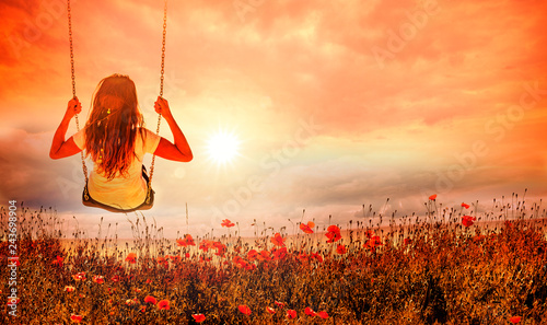 Schaukeln  im Mohnfeld
