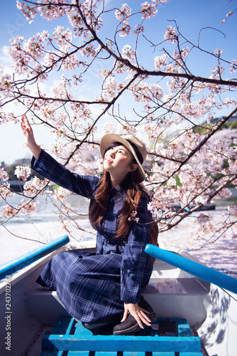 Canvas Print A beautiful girl is enjoy traveling on boat and waching Cheery blossom in Tokyo, Japan during spring