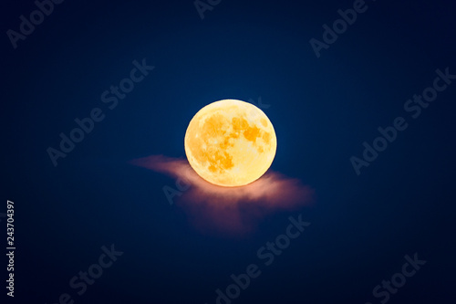 Mond sitzt auf einer Wolke © Carl Brugger