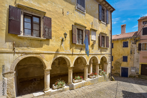 Altes Kornhaus im Dorf Groznjan   Istrien