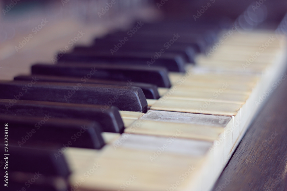 Nahaufnhame von alten Klaviertasten