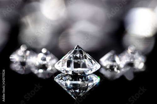 Diamanten im Brillantschliff vor schwarzem Hintergrund mit Reflextionen photo